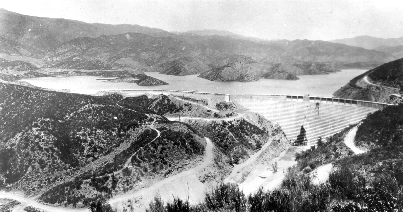 Picture of the St. Francis dam before its collapse. It's a wide but not tall structure holding back a majestic manmade lake.
